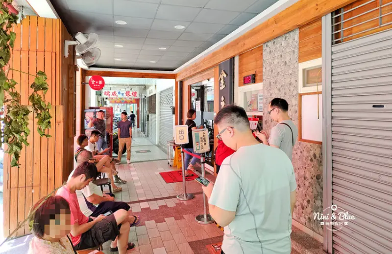 范記金之園草袋飯 | 台中老字號草袋飯便當店，雞腿酥嫩多汁，價格高貴人氣依然爆好 Nini and Blue 玩樂食記