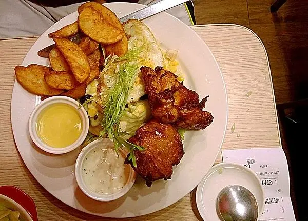 [新竹東區]曼托瓦義式廚房。西西里雞腿拼盤/德式脆腸菌菇歐姆蛋/抹茶拿鐵(已歇業)