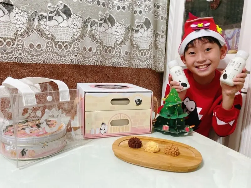 2022聖誕聯名限定產品 鮮乳坊x鴻鼎菓子黑熊戀乳曲奇餅透透提袋組&透透禮盒組,今年聖誕節交換禮物就選這