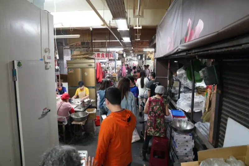 嘉義美食 阿富網絲肉捲｜東市場必吃銅板美食!金黃外皮的滿餡肉捲只要50元~