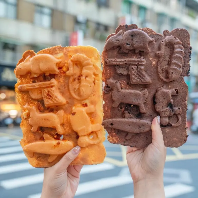 台北信義美食 281雞蛋糕｜超欠吃銅板點心！比臉還大「一片式雞蛋糕」，外皮酥脆完全擄獲甜點控的胃！