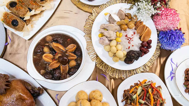 2023年菜｜宅配  老東家食品-首獎滷味、得獎名粽一年一度年菜登場8道好料－預購價$2880元  鮑魚佛跳牆，獅