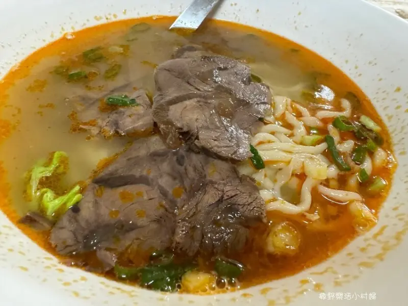 一間藏很深的巷弄美食【九寨溝牛肉麵】無招牌人氣旺，麻辣口味特別香｜豐原美食