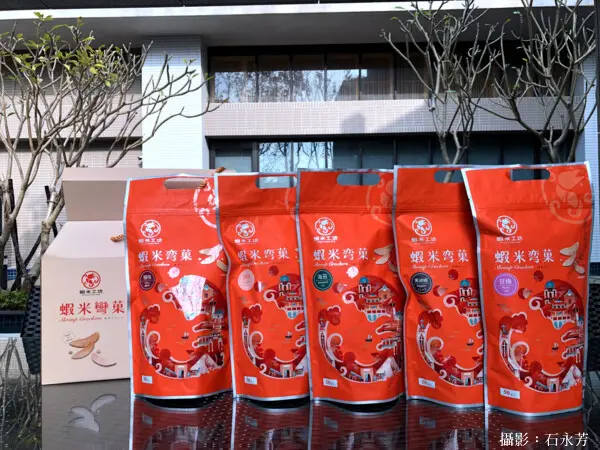 過年送禮自用兩相宜，蝦米工坊結善緣禮盒&河童仙菓茶葉布包禮盒。台南伴手禮推薦【安平蝦餅、非油炸蝦餅】