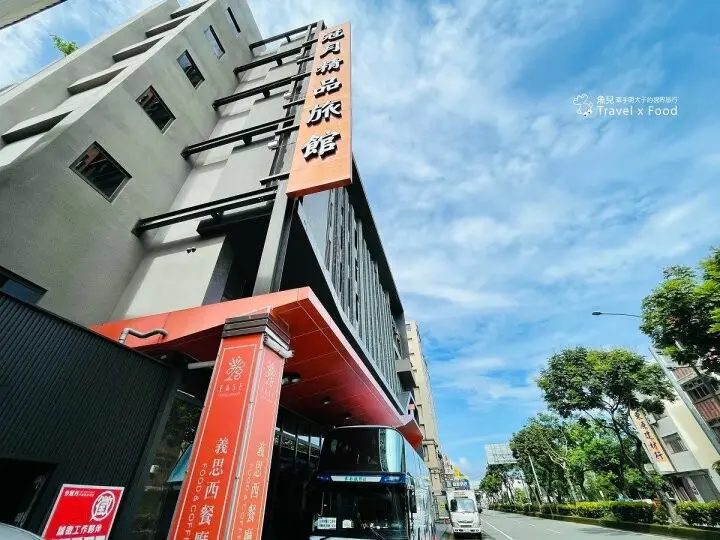 南投埔里親子家庭住宿：冠月精品旅館。近市區、大空間、乾淨、舒適、價格親民，提供免費停車場、租車與接駁服務 @魚兒 x 牽手明太子的「視」界旅行