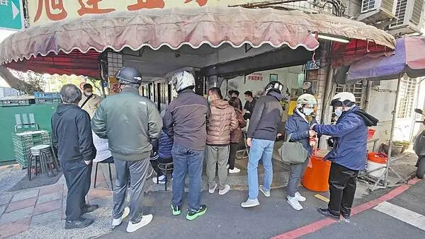 【新店美食】旭達豆漿店｜剛剛出爐就瞬間秒殺光光，排隊人潮沒有停過的蛋餅店