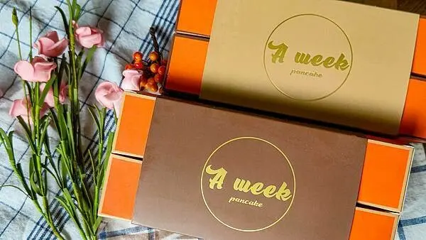 厚度高達３公分以上～超級爆餡乳酪小鬆餅～幾乎吃不到外皮的超級爆餡美食，更有三種不同的吃法，呈現出不出