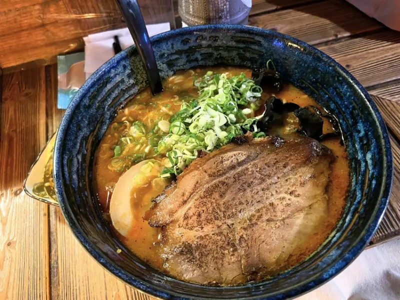 【台中 拉麵】麵武嵐拉麵，人氣排隊拉麵。辛口豚骨拉麵濃郁又辣口的濃湯拉麵，湯喝光光推薦！