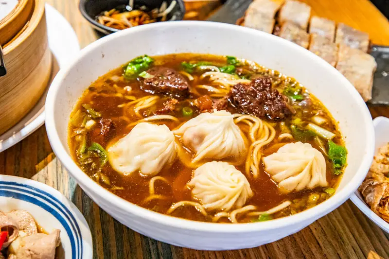 饕之鄉李姐的店｜平價版鼎泰豐？鄉民們的獨門吃法，小籠湯包配牛肉麵超酷！
