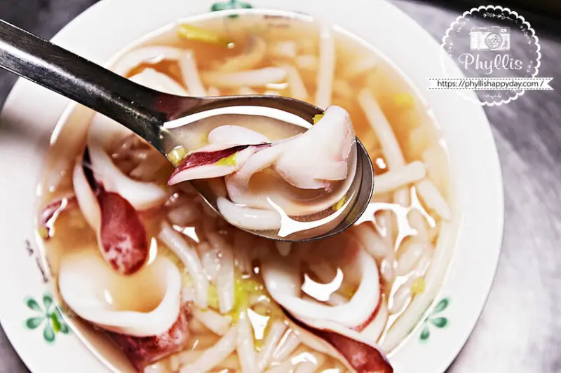 永樂市場的小卷神話！『臺南味葉家小卷料理』老闆親切熱情｜將台南傳統美味小吃完美呈現｜台南小卷米粉 - 相片中的菲莉絲