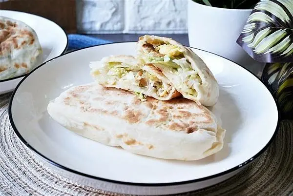 信義美食小吃-周家豆腐捲，平價美味的招牌豆腐捲/韭菜盒，乾烙製作清爽不油膩，近國父紀念館捷運站