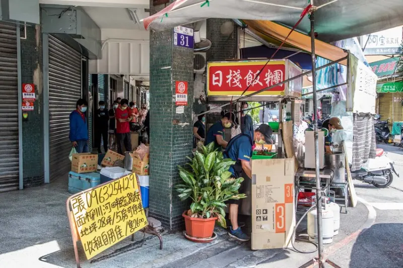 日棧飯糰｜天還沒亮就大排長龍，排三個店面剛好而已！隱身市場內超人氣鹹蛋大飯糰