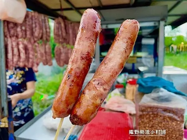 宜蘭美食》在地鄉親大推薦的無名香腸攤｜炭火現烤肥瘦剛好會噴汁｜萬長春橋香腸(原北成橋香腸伯)｜位於羅東運動公園附近