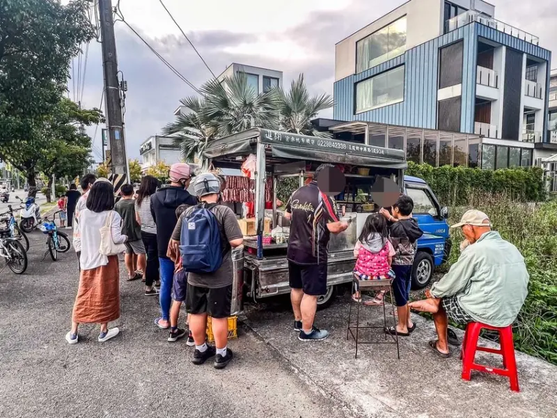 宜蘭縣冬山鄉北城橋香腸｜極低調但人氣超高的香腸攤車！一口咬下肉汁狂噴好吃烤香腸