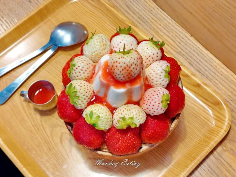 【台中北屯】剛好冰果室│冬季限定隱藏版白草莓雪花冰，超大顆紅白草莓，煉乳雪花冰好綿好吃 - 貪吃猴的幻想