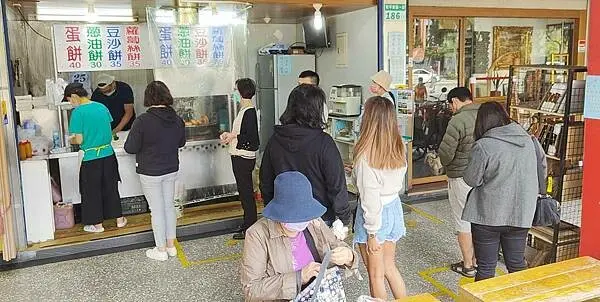 【台北美食】溫州街蘿蔔絲餅達人｜排隊人潮沒有停過，不論什麼時候來都要排隊的蘿蔔絲餅