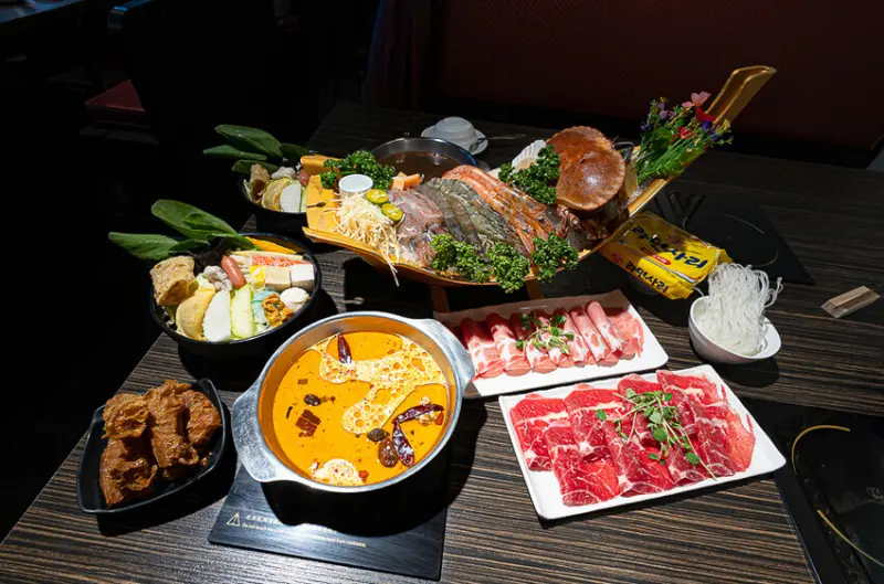 華麗風裝潢的高CP值海鮮鍋物，雙人麵包蟹套餐份量好多，另有龍蝦、和牛、帝王蟹等好吃選擇｜第九站精緻鍋品