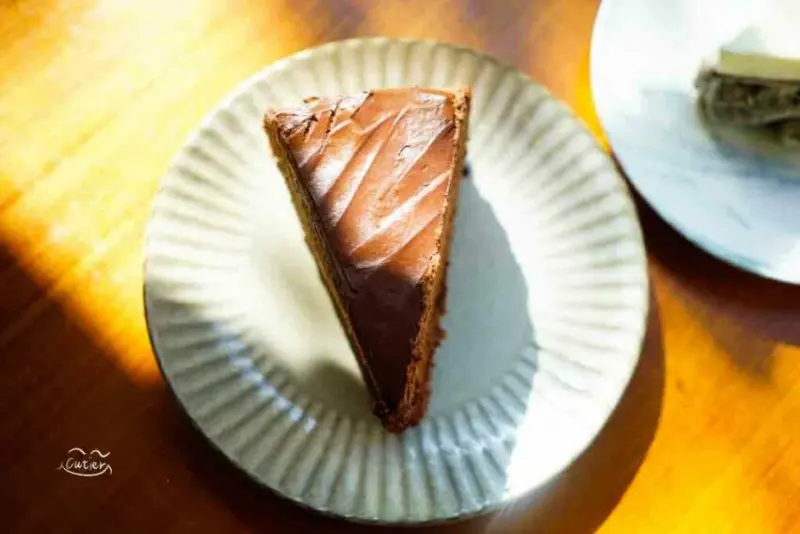 咖啡木 coffeewood 新竹必訪咖啡廳 千層蛋糕與每日限量甜點 新竹咖啡廳/新竹美食/早午餐/千層 - Cutier吃飯中 咖啡木位於新竹市三民路，鄰近巨城，更是位於新竹下午茶一級戰區！ 有一百