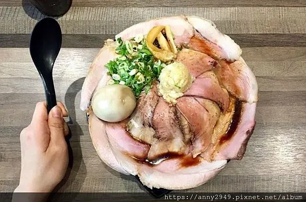 [台北中正]極匠 GOKUJOH 鷹流東京豚骨拉麵。喝湯還是吃粥？濃稠的蒜味豚骨湯對上勁道拉麵。整碗滿滿精華