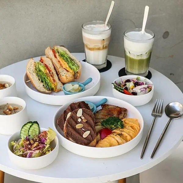 『台南早午餐推薦』 T'WIN coffee 咖啡' 云 ，我私心推薦輕鬆慢食（早餐盤）奶酥麵包、歐姆蛋、嫩煎雞腿排、主廚濃湯、附餐有一杯飲品！每份300元有找,真的有夠划算！