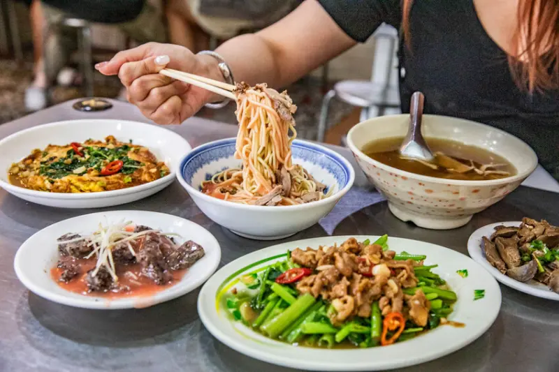 嘉義市東區阿波鴨肉麵｜在地人力挺好吃煙燻鴨肉！總是人潮滿滿的老字號鴨肉麵店