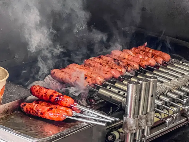 玉田炭烤香腸｜藏身鄉野的炭火烤香腸，鐵串炭烤有夠香！