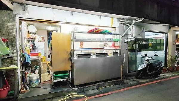 祥發養生蔬菜排骨麵食館｜板橋火車站旁大遠百周邊必吃美食，軟爛好入口的軟骨排骨麵必點