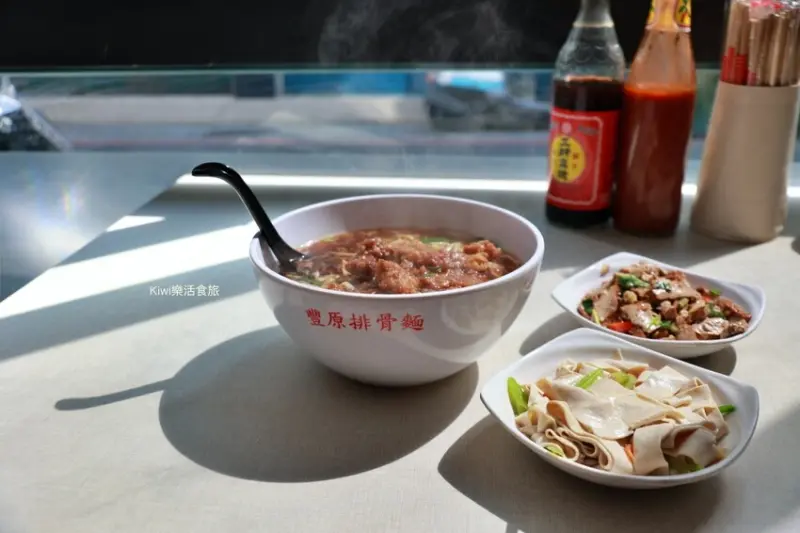 員林魚滿堂排骨酥麵｜彰化員林美食推薦排骨酥太正點，不油膩口感搭配自家小菜超厲害！