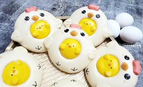 療癒系造型饅頭就在這！！超萌母雞帶小雞造型饅頭、一戳小雞就蹦出來敲可愛，加碼珍珠奶茶造型饅頭！！