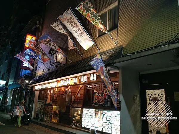 台北中山-[狸爐端燒] 近中山捷運站林森北路八條通，巷弄隱密口味道地，獨特船槳送菜超有趣，濃厚和風日式居酒屋推薦