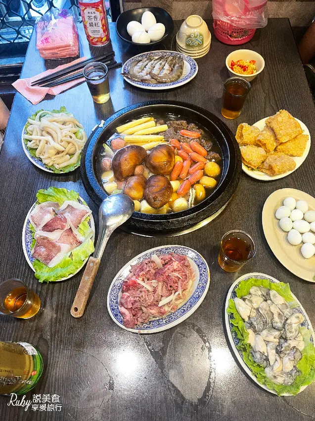【基隆火鍋推薦】義美自助火鍋城，基隆必吃的超人氣石頭火鍋，爆香後湯頭鮮甜，料多想吃什麼自己拿，沒排隊個一小時絕對吃不到的好滋味