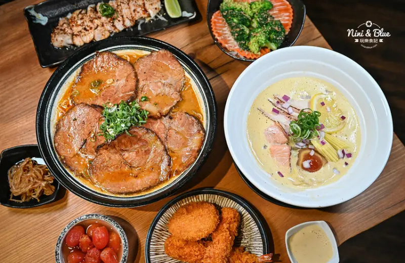 每日12小時熬煮拉麵湯頭，肉盛拉麵滿滿厚切叉燒肉，還有季節限定泡系拉麵 -妮妮布魯
