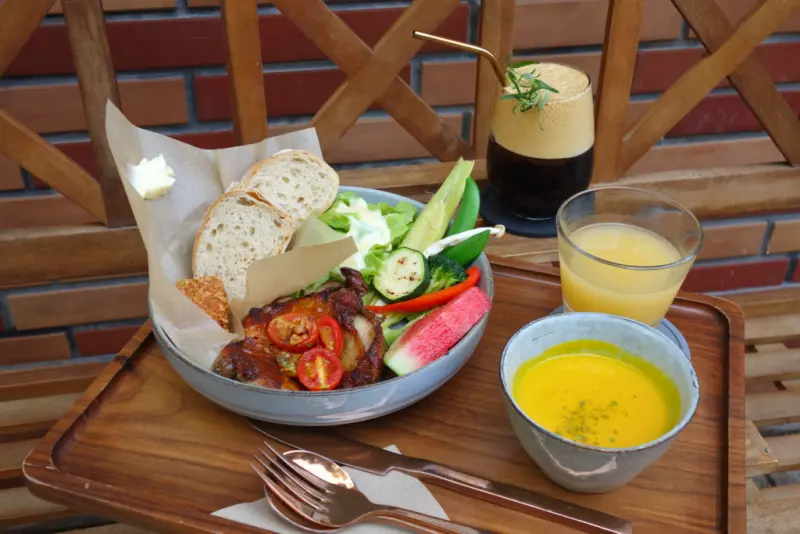 內湖早午餐～復古老屋庭院咖啡廳｜Caffè Le MANI 琢手咖啡