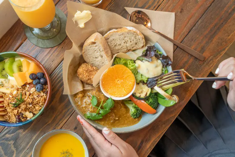 內湖早午餐 Caffè Le MANI 琢手咖啡｜戶外的庭院位置很愜意 室內的一二樓都有座位～帶點復古的裝潢