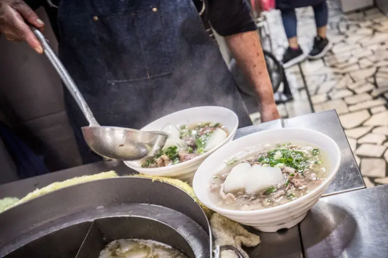 新北市林口區老占元拉麵大王｜湯清的跟開水會好吃？鄉民們評價爆強好吃清燉牛肉拉麵