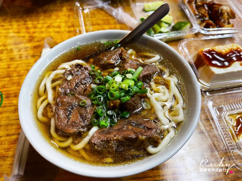 【台北西門町美食】建宏牛肉麵(附菜單)，平價俗又大碗的牛肉麵，小菜一盤25元，加了辣牛油的麵更好吃