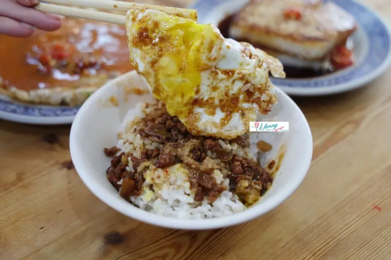 網友激推的半熟蛋滷肉飯 焦脆蚵仔煎 還有蘿蔔糕