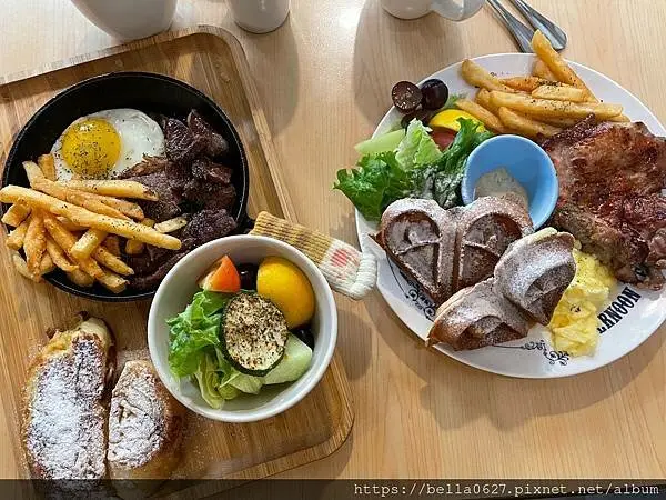 楠梓早午餐推薦【Bon appétit 葩那貝蒂】高CP早午餐。酥脆鬆餅一咬咀嚼到濃濃麵香，好吃食物搭配鄉村風格裝潢，視覺味覺都滿足