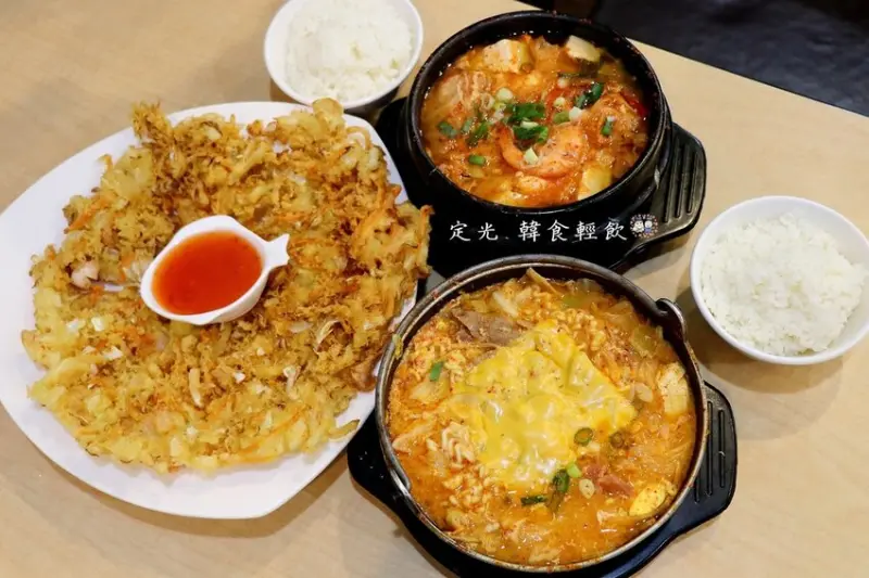海鮮豆腐鍋只要$90酥脆爽口的海鮮煎餅也很推薦.排隊人氣平價韓式料理這裡吃.捷運府中站美食推薦♥定光 韓食