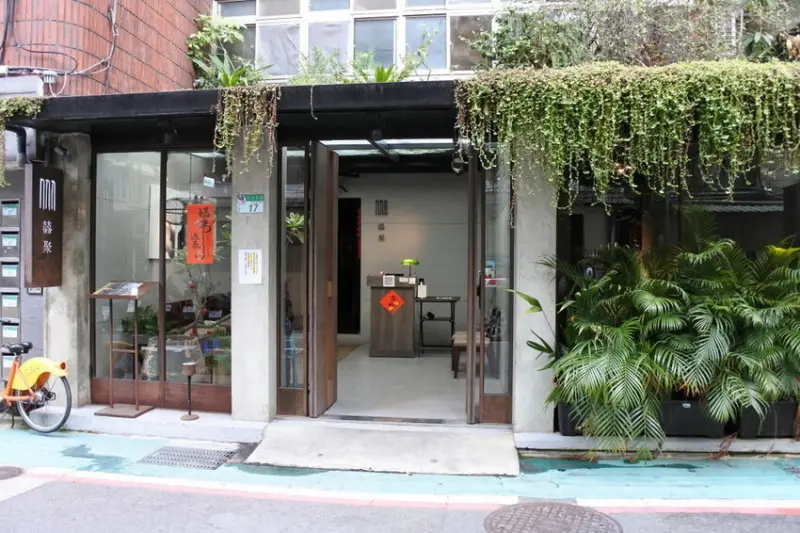 囍聚精緻鍋物|鮮蝦海鮮&美國Prime去骨牛小排加價升等爆卵海膽飯，鮭魚卵多到溢出來!幸福滿滿!