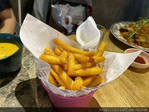 【台中 義大利麵】HUN 貳義大利麵。爆炸蛤蜊麵搭配橘醬鮮甜又清爽，炸雞優秀到像被義大利麵耽誤的炸雞店！