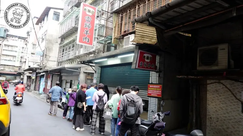 新北市板橋區【 板橋滷肉飯天花板 】油脂香甜的黑金滷肉淋在顆粒分明的白飯上，好吃的程度絕對是我心中前三名的滷肉飯