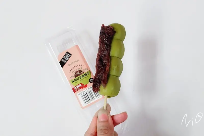 [便利商店]全家Family Mart。【minimore】抹茶紅豆串糰子 #大納言紅豆季