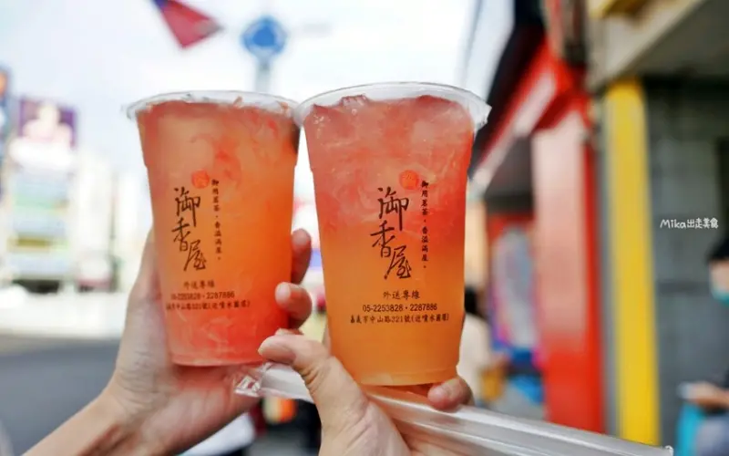 如果你還沒嘗試過，真的不要錯過！這家超人氣的飲料店推出的葡萄柚綠茶加酸梅，果粒滿滿，酸甜好滋味，每一口都讓人回味無窮，快來嚐嚐看吧。