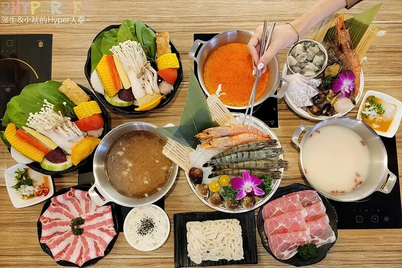 愛吃火鍋又愛吃海鮮不來這裡享用就可惜啦，叻沙湯頭搭配300g豬肉和溫體雞，再來盆天使巨蝦簡直完美！