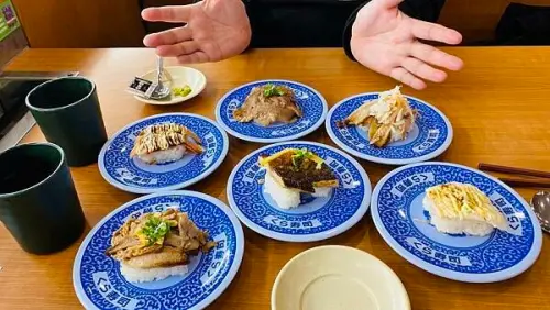 林口三井outlet美食【藏壽司】好玩好吃好拍的迴轉壽司/炙燒鮭魚每盤40元起/集滿5盤抽三麗鷗家族扭蛋/Hello Kitty暖心集點送