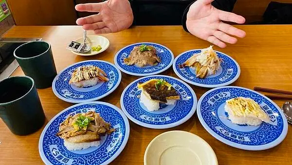 林口三井outlet美食【藏壽司】好玩好吃好拍的迴轉壽司/炙燒鮭魚每盤40元起/集滿5盤抽三麗鷗家族扭蛋/Hello Kitty暖心集點送