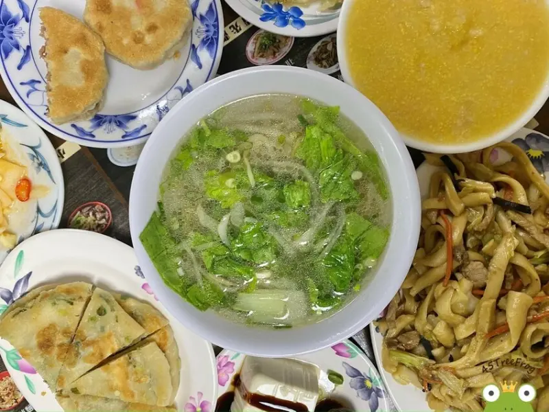 【美食週報EP48】南投美食．梅園餡餅粥｜眷村老味道，必點餡餅、小米粥、蒸餃的平價北方麵食館｜中興新村美食推薦