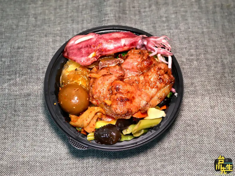 台南海陸雙拼便當／午餐時段限定只賣3.5小時／限量供應晚來吃不到／只賣4樣主菜／獨家自製手工蒜片／隱身巷弄沒有在地人帶路找不到