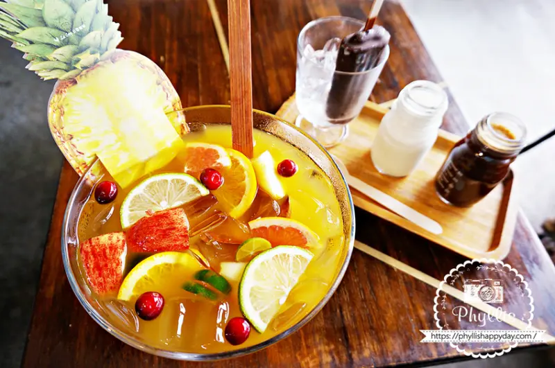 Le coq 公雞咖啡｜北海岸無敵海景咖啡廳、網美浮誇系餐點、大份量好吃又好拍！(寵物友善餐廳) - 相片中的菲莉絲